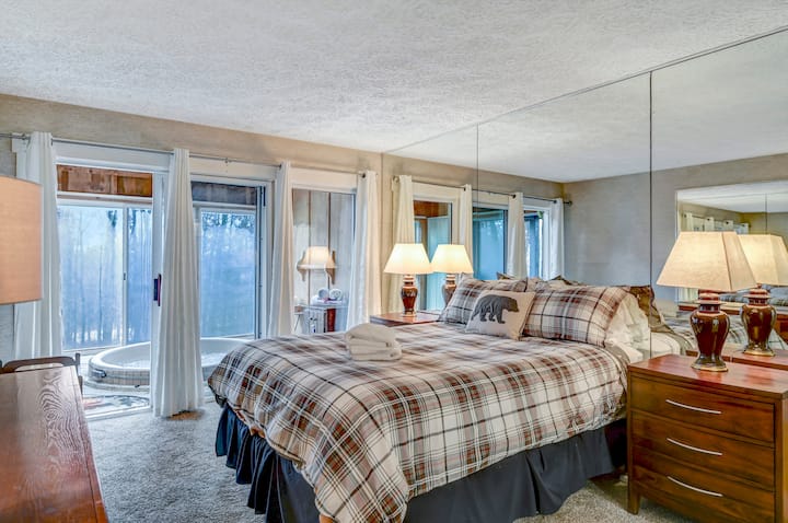 Chambre principale à côté de la chambre du jacuzzi