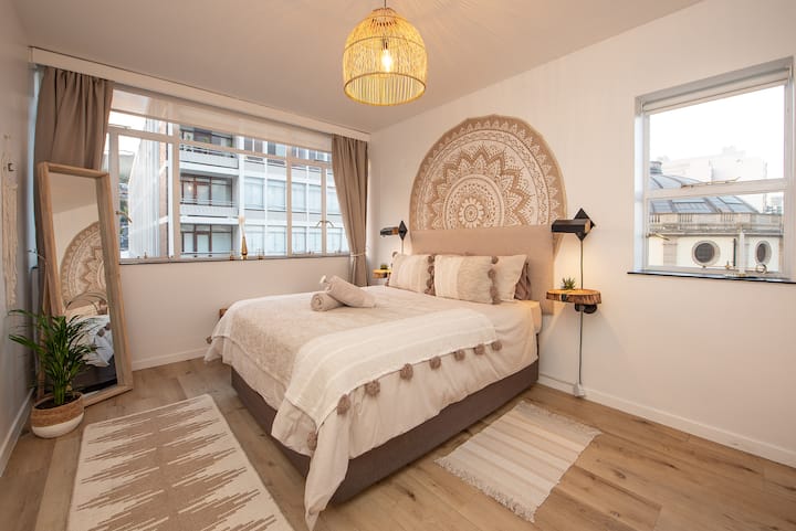 Втората ни спалня има много естествена светлина и красива гледка към Сигнал Хил