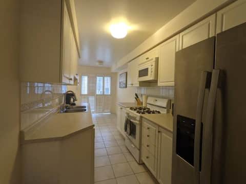 Successful Airbnb property: Beatiful,Cozy,3bedroom Townhome in Meadowvale Village