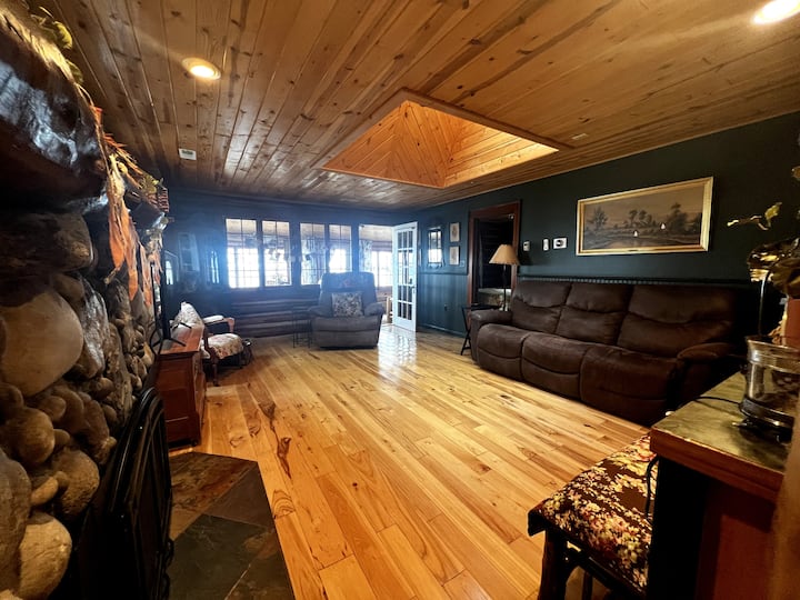 Lakefront Cottage Retreat - Houghton Lake, MI