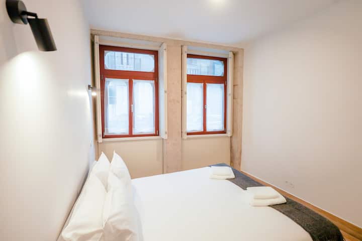 בחדר השינה בקומה התחתונה יש שני חלונות שמספקים תאורה טבעית מצוינת.