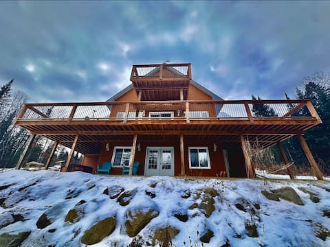 Luxurious Riverfront Chalet w/ Spa & Billiards