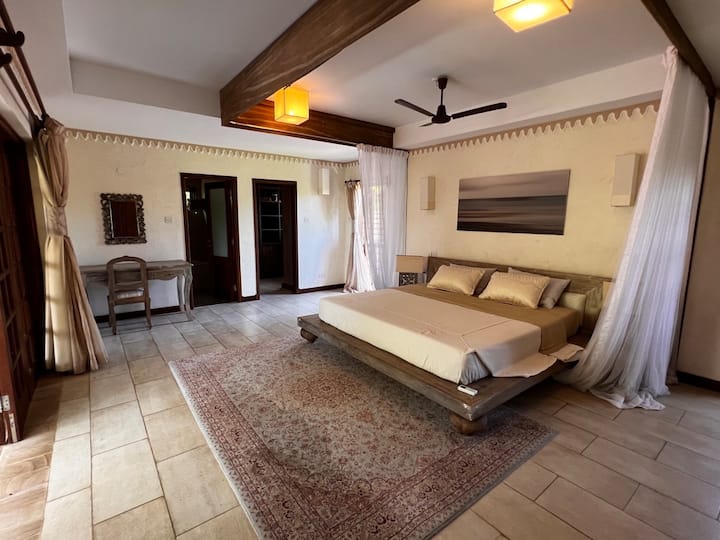 חדר שינה ראשי מרווח למלך ומלכה!