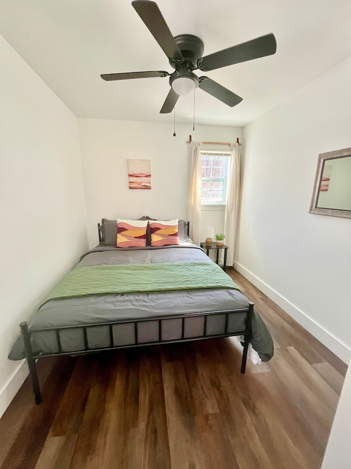 ห้องนอนชั้นล่างพร้อมเตียงควีนไซส์ 