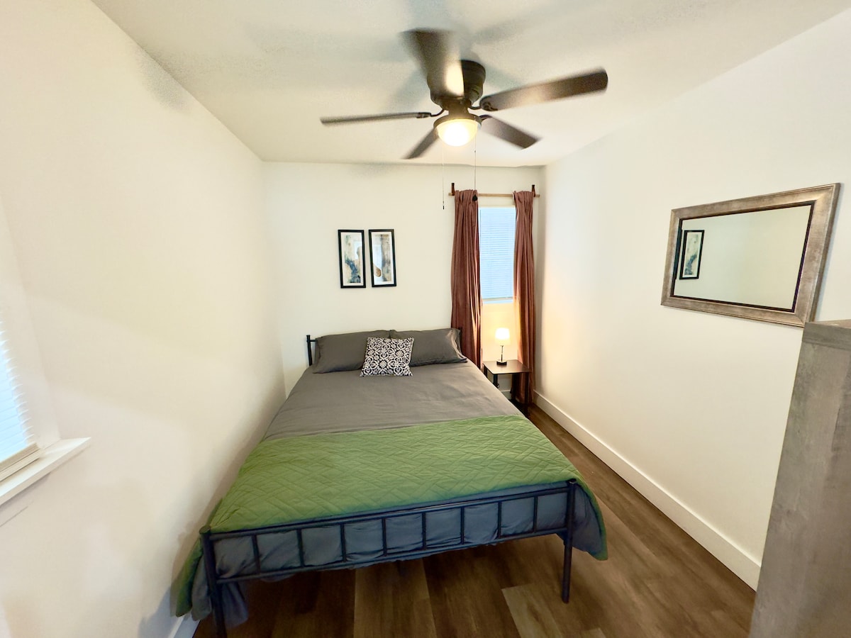 غرفة نوم في الطابق السفلي بسرير بحجم كبير