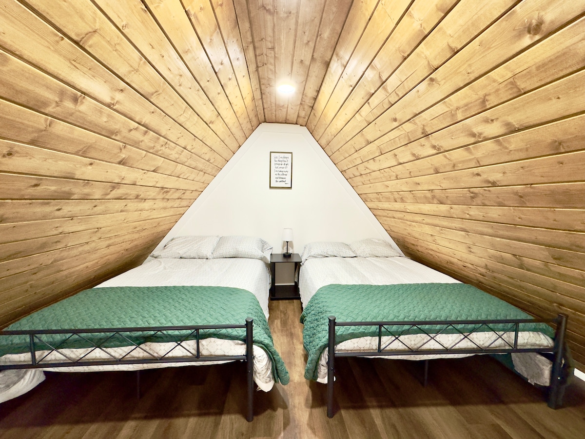 غرفة نوم علوية في الطابق العلوي بسريرين كاملين