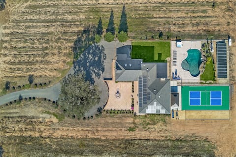 Luxury 4 Acre Estate - Pickleball, Pool, Game Room