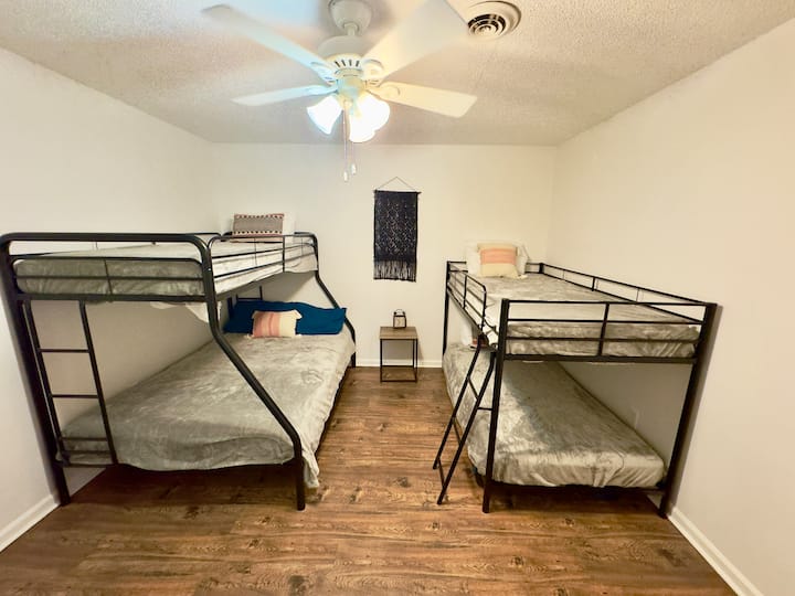 חדר שינה 1. 3  מיטות זוגיות ומיטה אחת מלאה