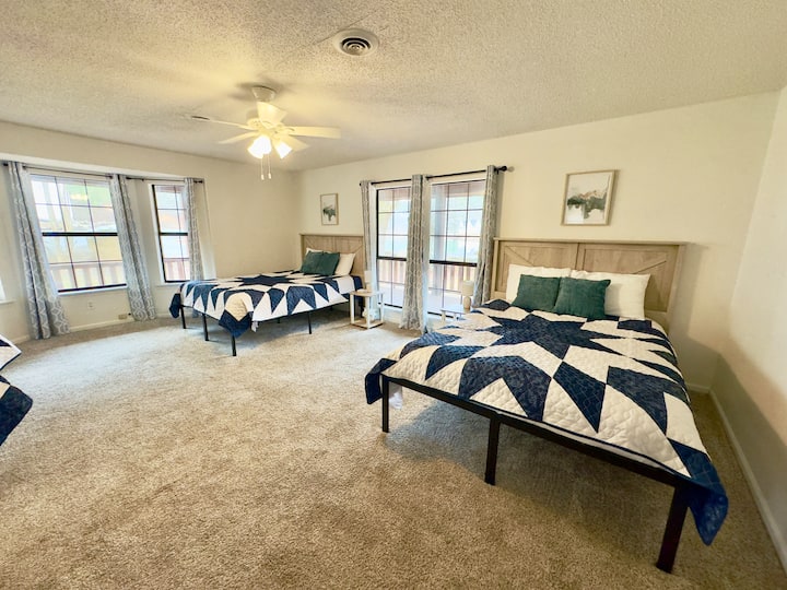 חדר שינה ראשי עם 2 מיטות קווין סייז ומיטה מלאה אחת