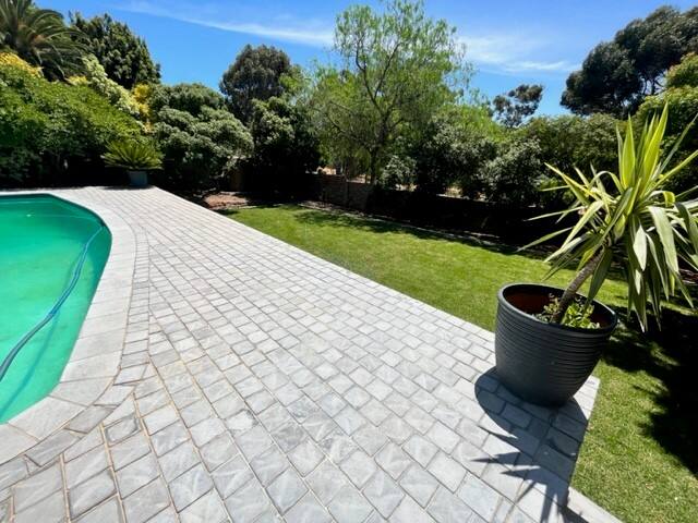 Large 3 bedroom house with pool gallery image 3