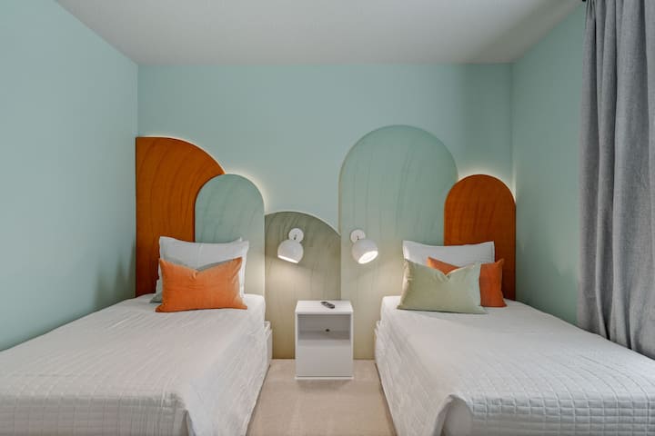 2階のツインベッドルームでくつろぎ、安らかな睡眠をとることができます。