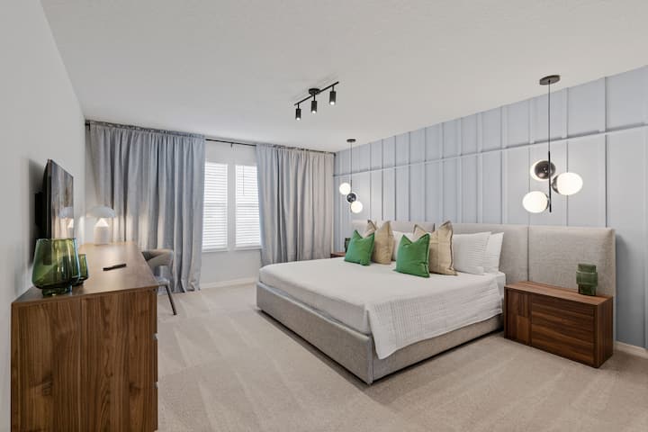 スマートテレビを備えた2階のキングスイートで、くつろいでつながりましょう。