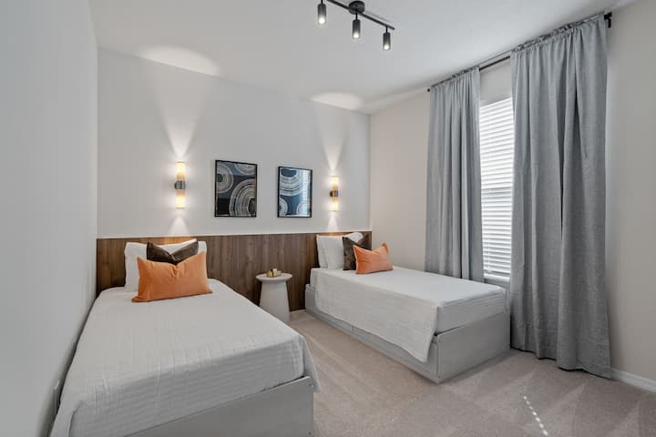 広々とした1階のツインベッドルームには、ツインベッド2台を備えた広々とした1階のツインベッドルームでリラックスしてくつろぎましょう。