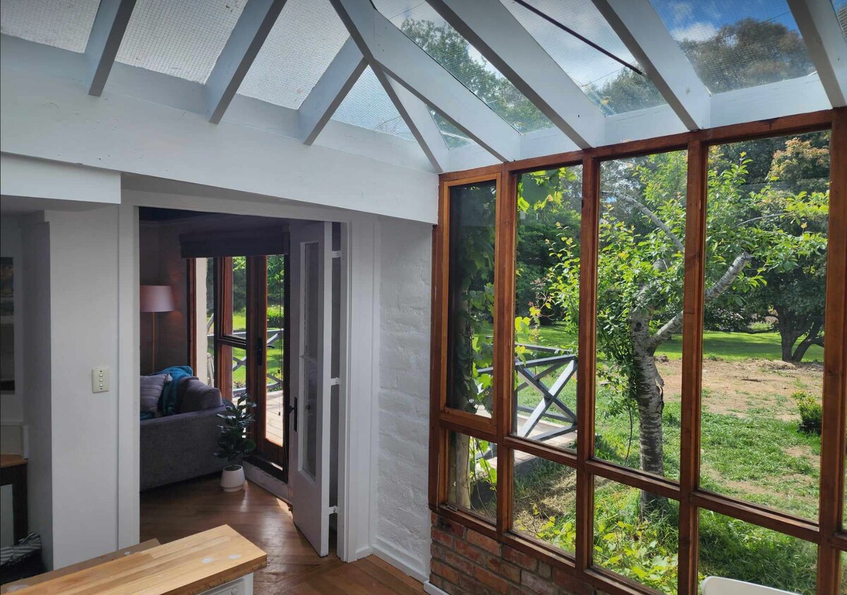 Top Airbnb: THE Homestead - Spa, Fireplace - Sleeps 4 à Shire Of Hepburn