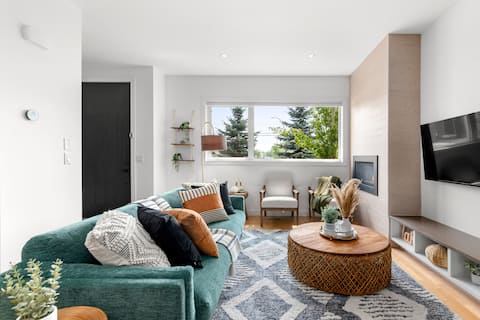 Top Airbnb: Elegant 3 Bedroom Townhouse Near Downtown Calgary in Hillhurst