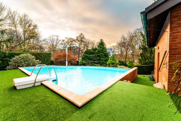 Amazing villa pool sauna hot tube & free parking gallery image 2