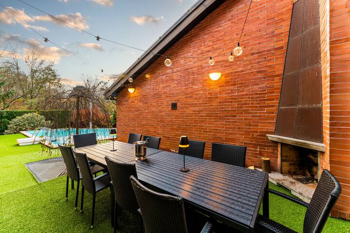 Amazing villa pool sauna hot tube & free parking gallery image 3