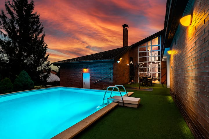 Amazing villa pool sauna hot tube & free parking