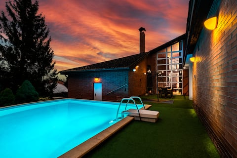 Amazing villa  pool sauna hot tube & free parking
