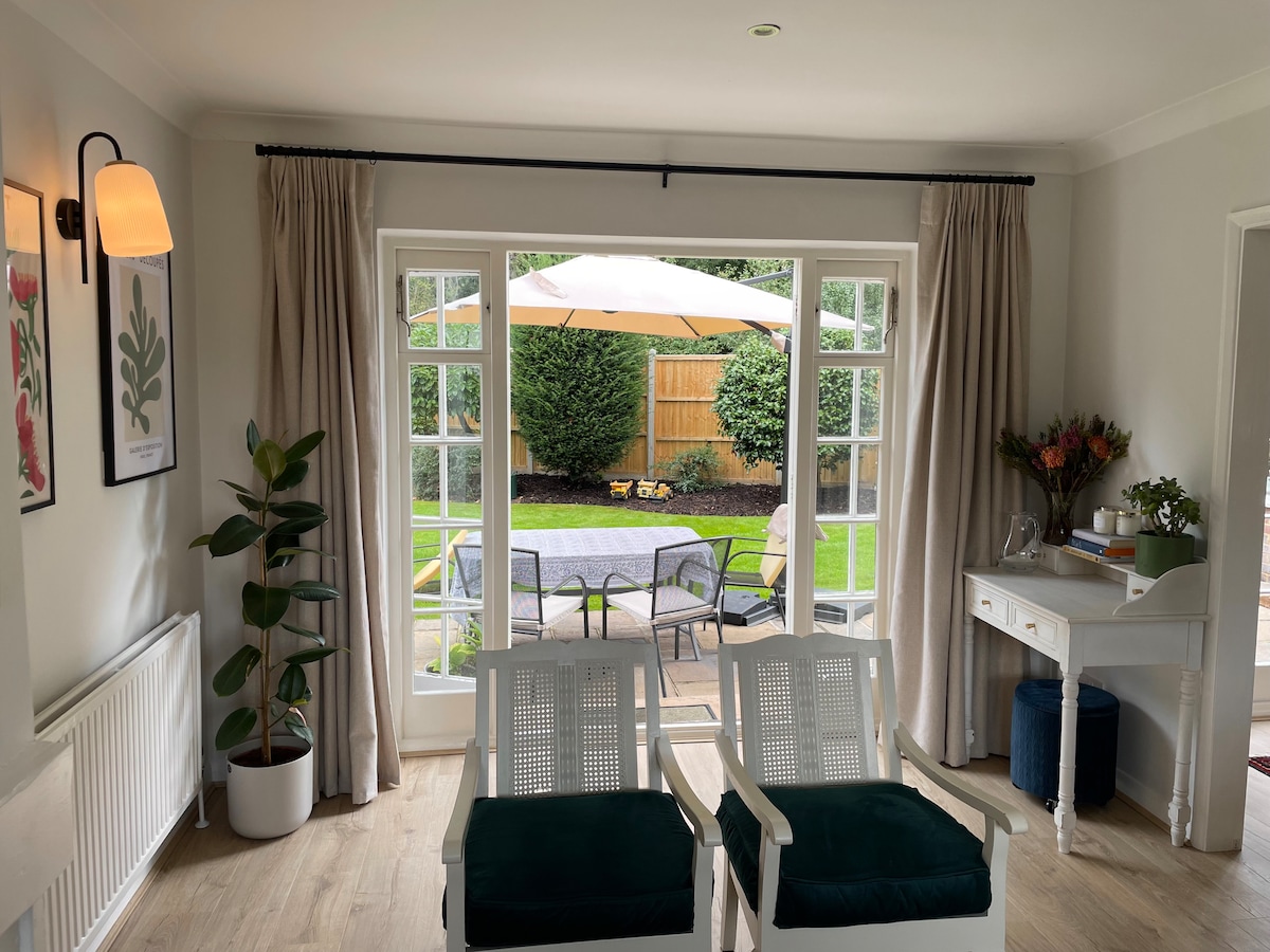 Top performing Airbnb: Stylish detached home in leafy Surrey village in Claygate