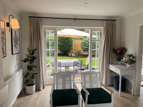 Top performing Airbnb: Stylish detached home in leafy Surrey village in Claygate