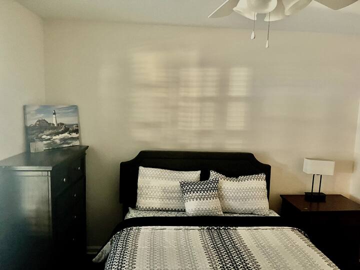 ห้องนอนมีเตียงควีนไซส์พร้อมพื้นที่ตู้เสื้อผ้าและลิ้นชักมากมายพร้อมหมอนและผ้าห่มเสริมเพื่อความสะดวกสบายของคุณ