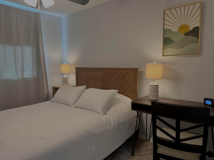 חדר שינה שקט עם מצעים באיכות של מלון ומיזוג אוויר. פינת עבודה ייעודית עם שולחן - אידיאלית לעבודה ממוקדת או לתכנון היום.