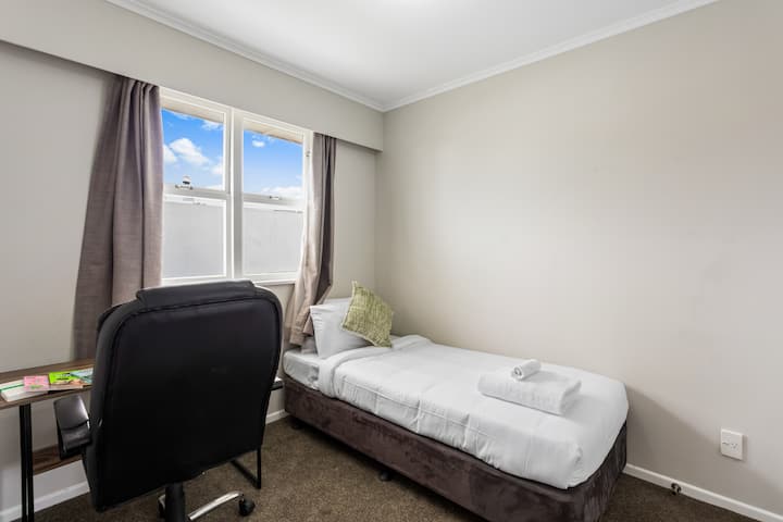 Втората спалня разполага с единично легло и малко бюро за учене или работа.