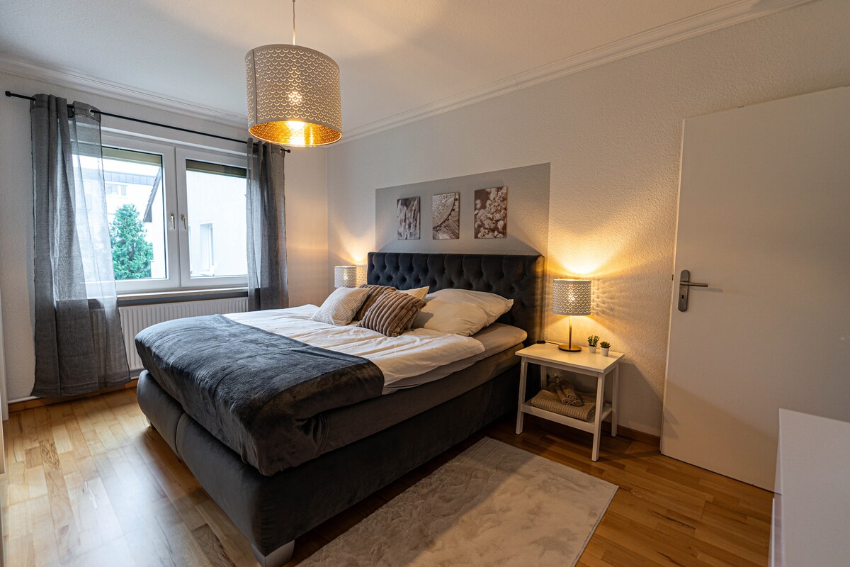 Елегантна спалня с всички удобства за релаксираща нощ.