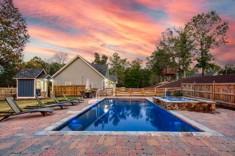 Family Haven w. Spa ~ Salt Water Pool ~ Fire Pit