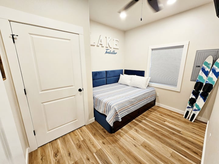 Downstairs Bedroom w/ Queen Size Bed and Twin Trundle