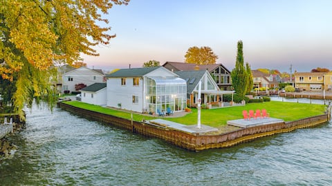 Fall Special! Lakefront • Sleeps 9 • Harrison Twp