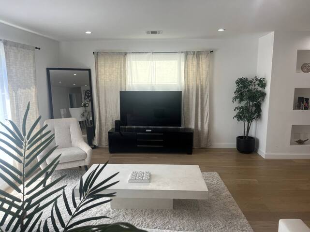 Spacious Family Home in LA gallery image 3