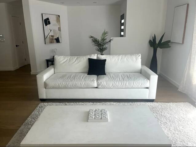 Spacious Family Home in LA gallery image 2