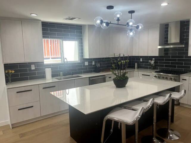 Spacious Family Home in LA gallery image 4