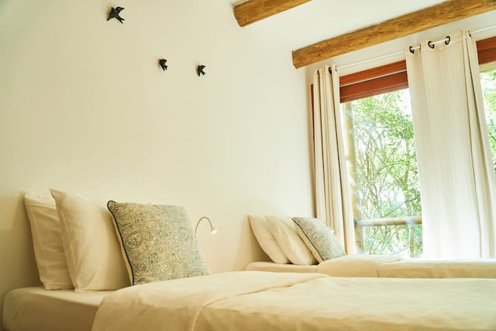 Salle 2.
avec la possibilité d'avoir deux lits simples ou un lit double.