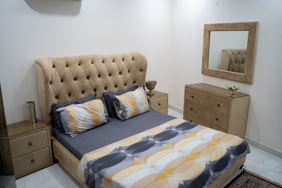 Kliv in i vårt andra sovrum prydd med lugnande, hudtonade möbler. 