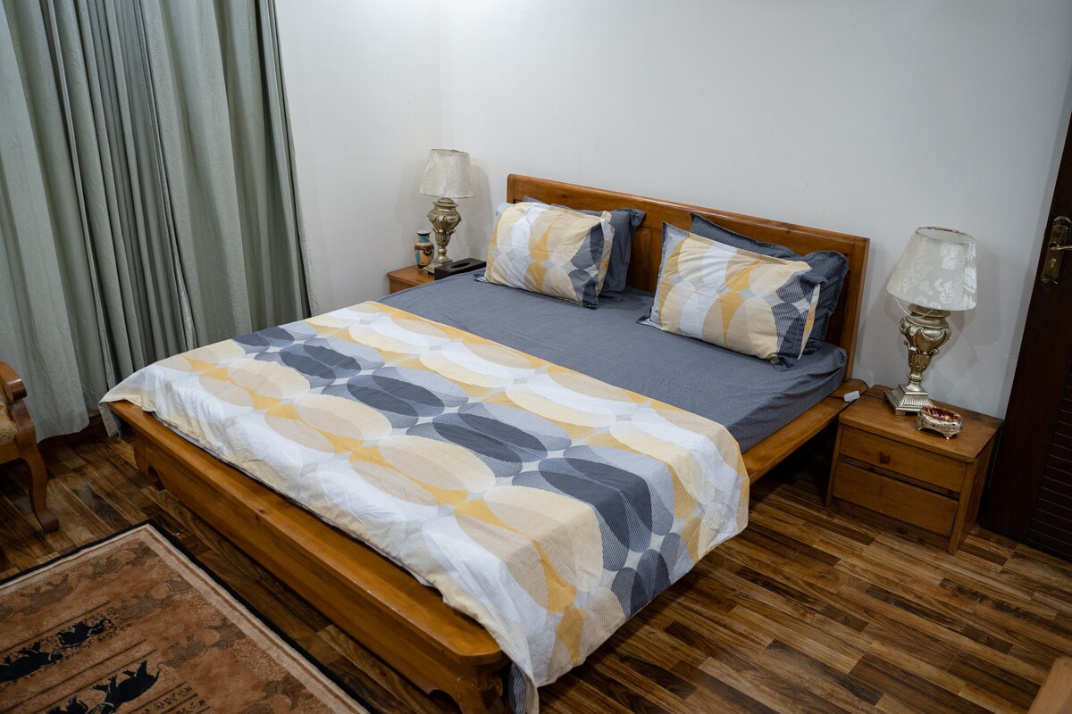 Elegans från golv till möbler. Kliv in i en förfining och komfort i vårt vackert utsmyckade första sovrum.