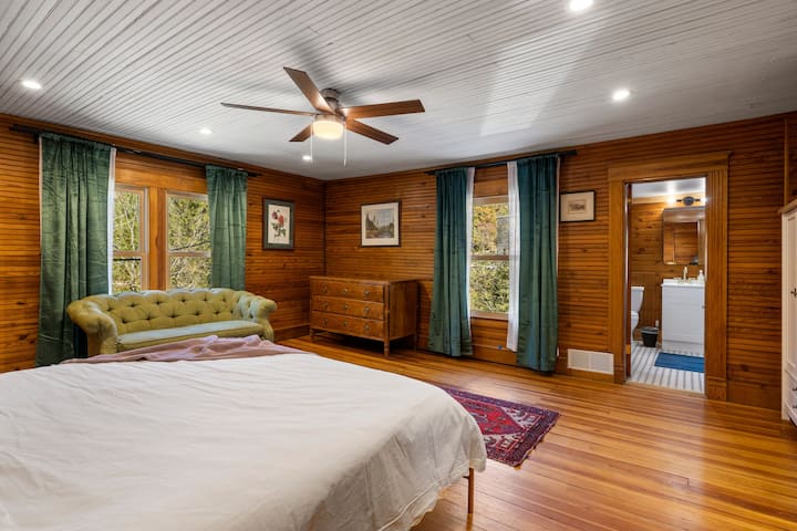 Habitación principal (cama tamaño king, baño privado).