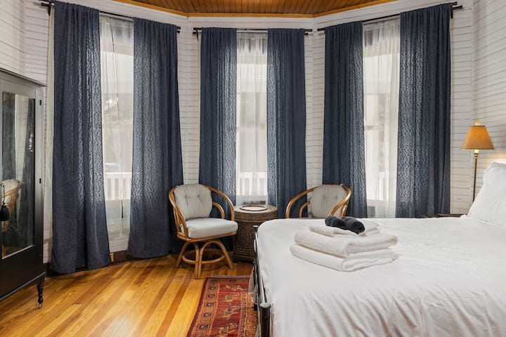 Dormitorio en la planta baja con cama completa y cama de día individual. 