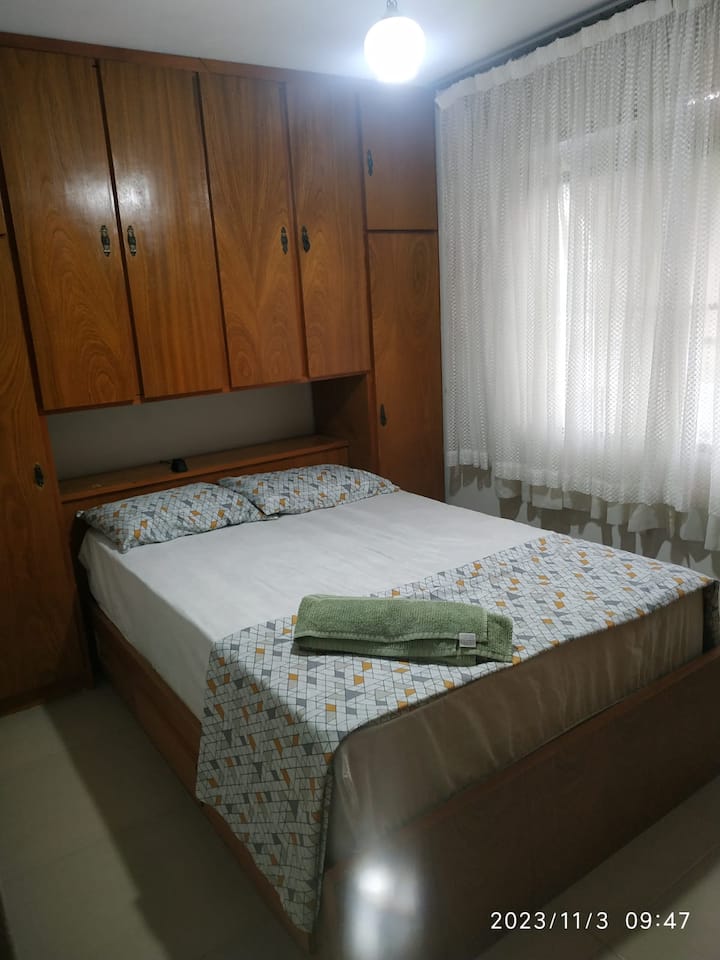 Chumba cha watu wawili, makabati yaliyojengwa ndani,matandiko, taulo za kuogea.