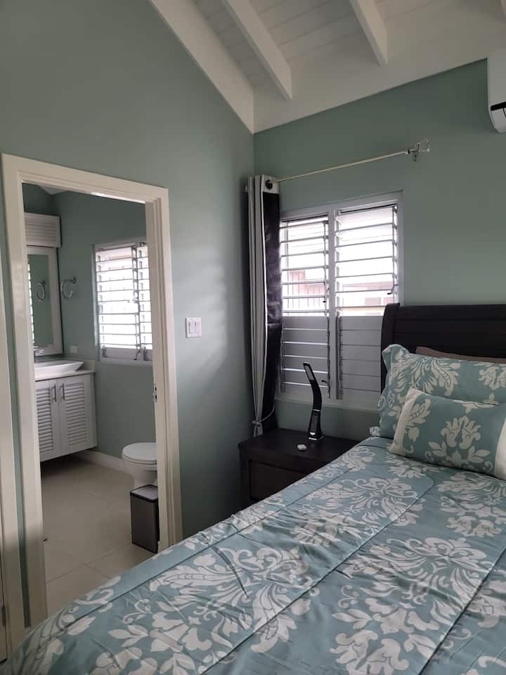 Primárna spálňa s vlastnou kúpeľňou