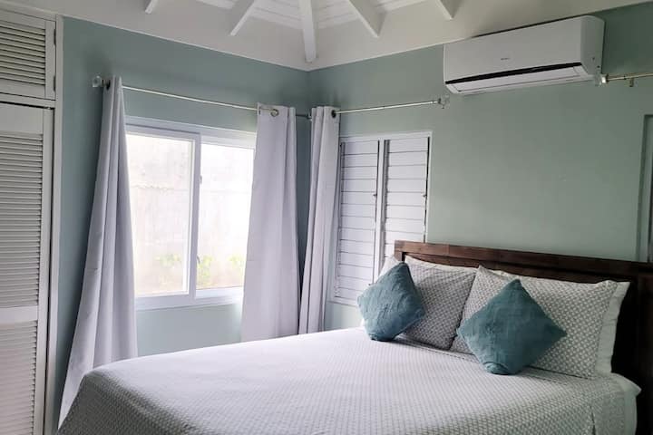 Druhá spálňa s manželskou posteľou Queen a klimatizáciou