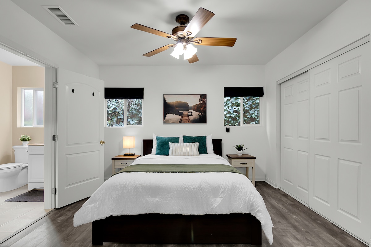 配有標準雙人牀的主臥室