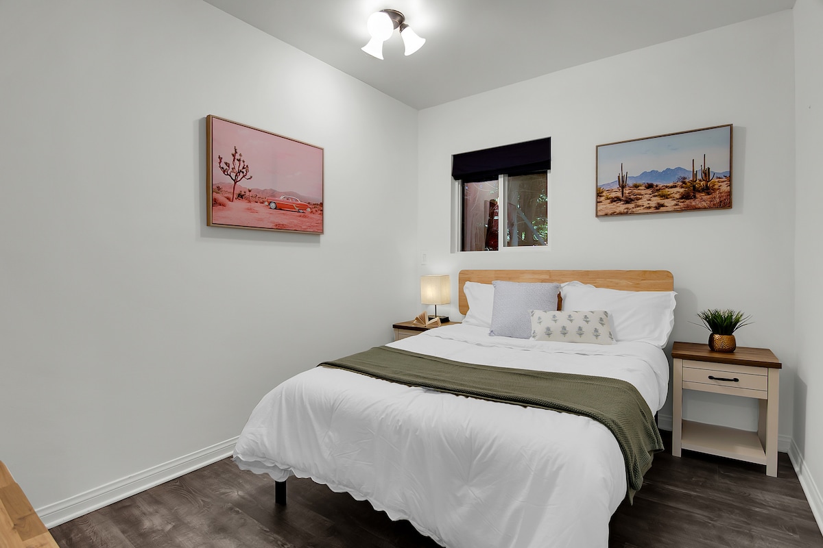 配有雙人牀的臥室