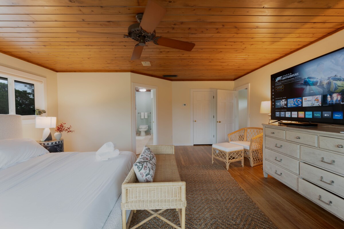 ผ่อนคลายในห้องนอนสไตล์มินิมอลของเราโอเอซิสอันเงียบสงบพร้อมเฟอร์นิเจอร์ทันสมัยและแสงธรรมชาติที่อุดมสมบูรณ์