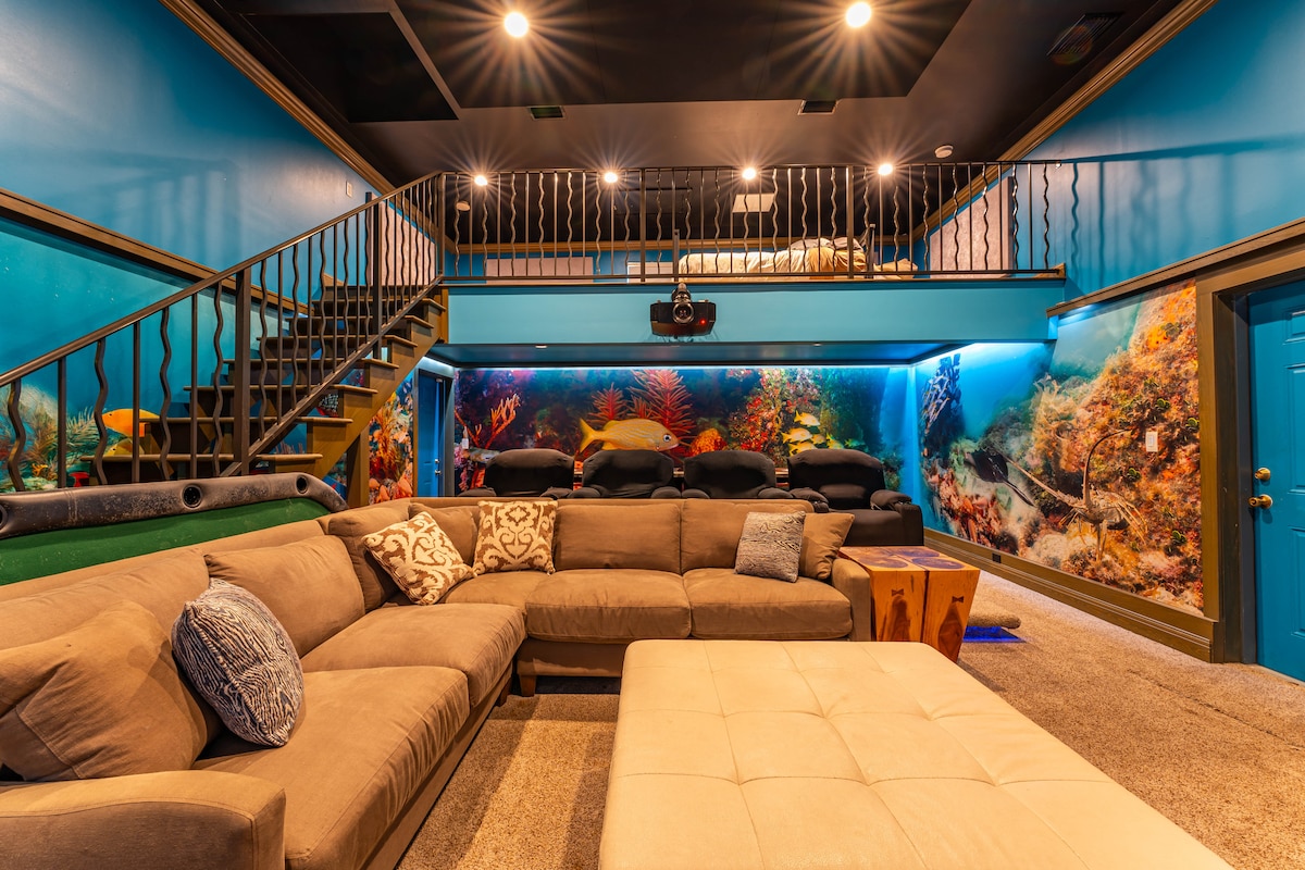 ผ่อนคลายในเลานจ์ที่กว้างขวางของเราที่ซึ่งความสะดวกสบายมาบรรจบกับความเก๋ไก๋ ทุกมุมได้รับการออกแบบมาเพื่อการพักผ่อนทำให้เป็นหัวใจของความบันเทิงภายในบ้าน