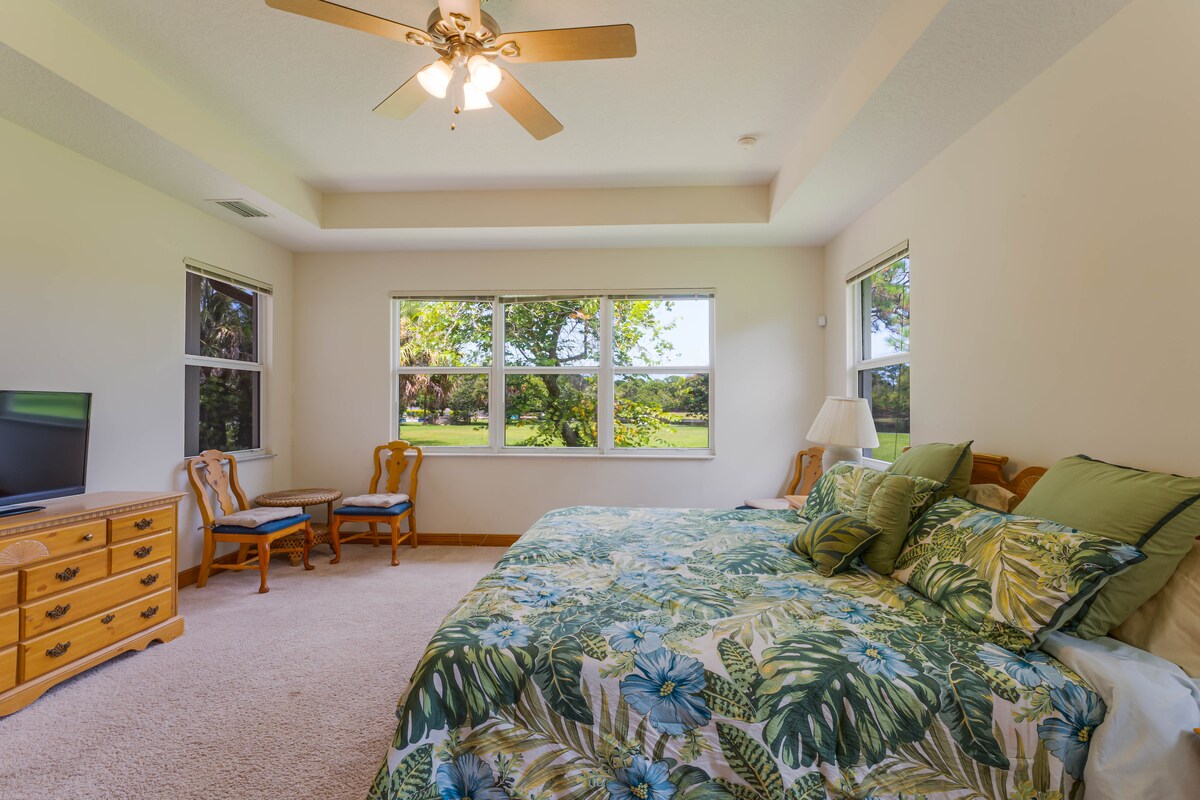 ตื่นขึ้นมาพบกับวิวเขียวชอุ่มในห้องนอนใหญ่ที่ซึ่งความสวยงามของกิจกรรมกลางแจ้งช่วยเติมเต็มบรรยากาศที่เงียบสงบของห้อง