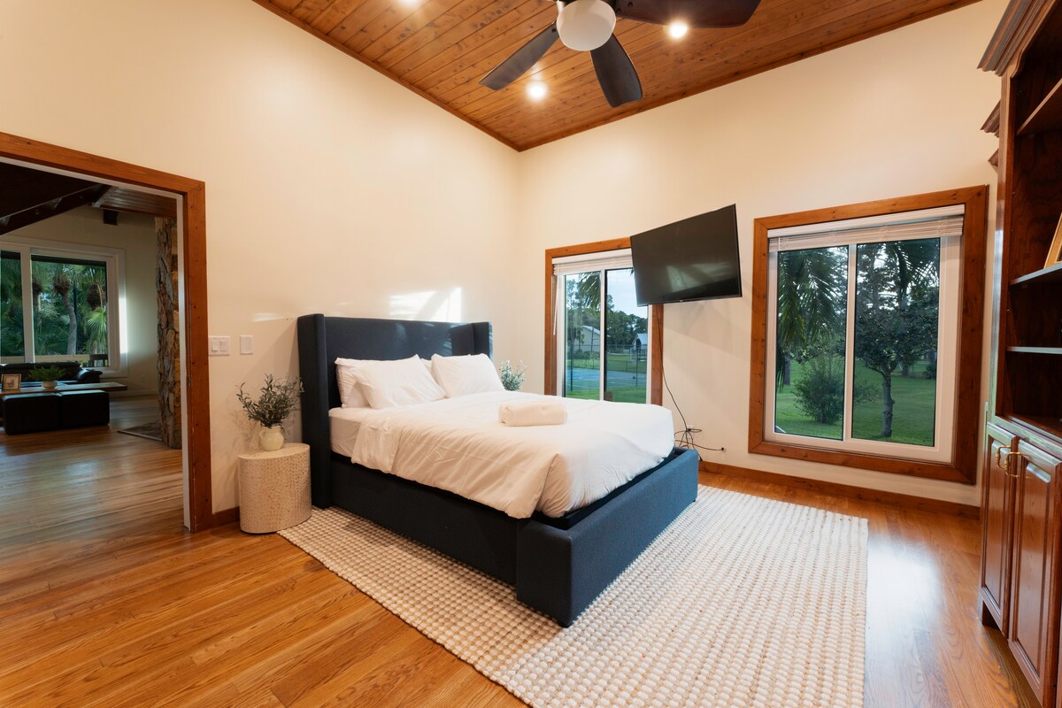 ค้นหาความสงบในสถานที่พักผ่อนในห้องนอนแห่งนี้แต่งงานกับความสะดวกสบายด้วยความสง่างามเรียบง่ายของการตกแต่งด้วยไม้และแสงไฟอ่อนๆ