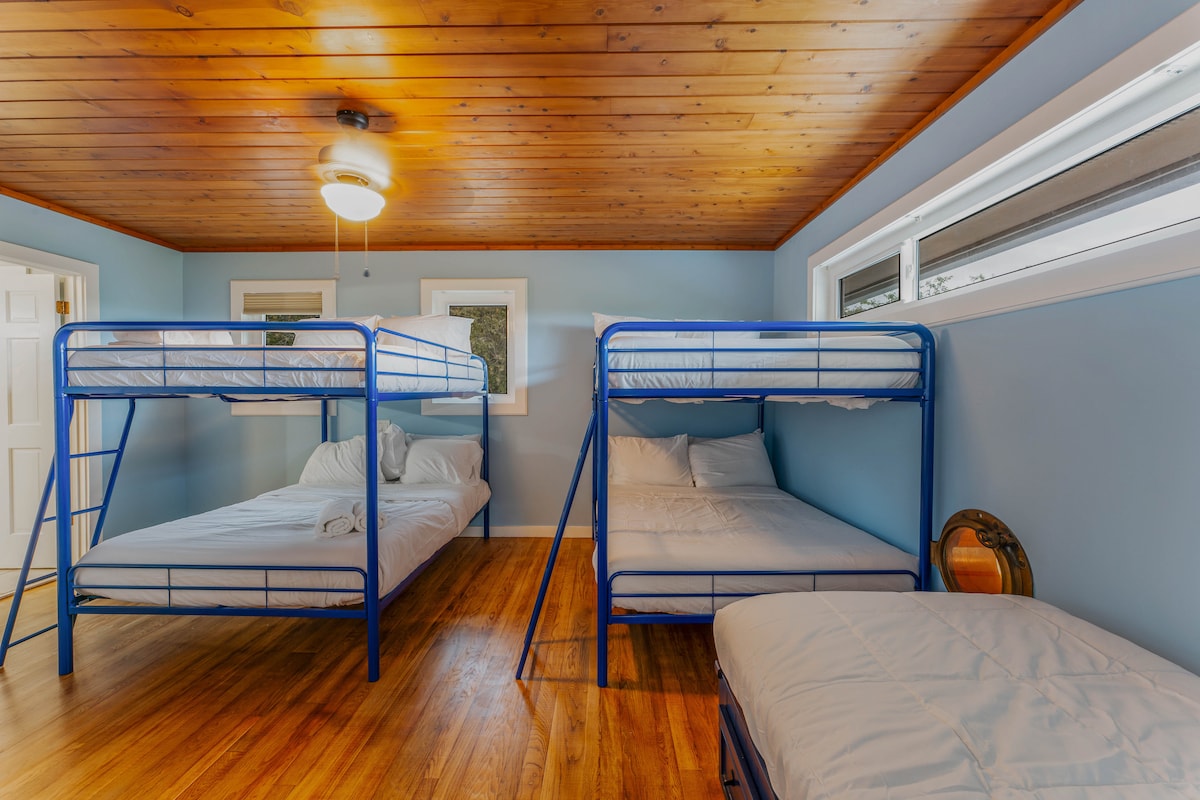 สร้างความสุขให้กับเด็กๆด้วยห้องสองชั้นที่เต็มไปด้วยความสนุกสนานของเราซึ่งออกแบบมาสำหรับการนอนค้างคืนและหัวเราะคิกคัก